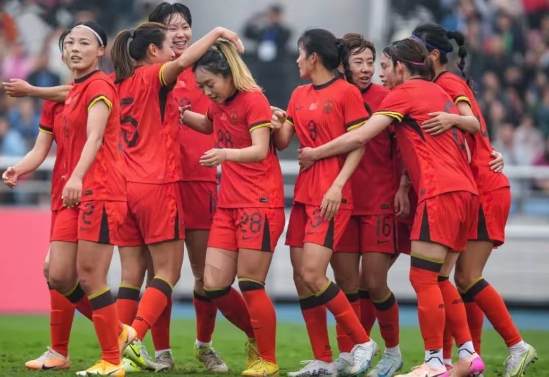 关于严寒中心燃我们手牵手支持女足，表现亮眼的信息