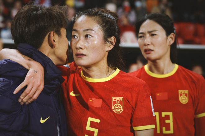 关于新一轮女足对决开赛，球员拚尽全力，表现亮眼的信息