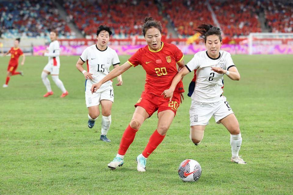 关于新一轮女足对决开赛，球员拚尽全力，表现亮眼的信息