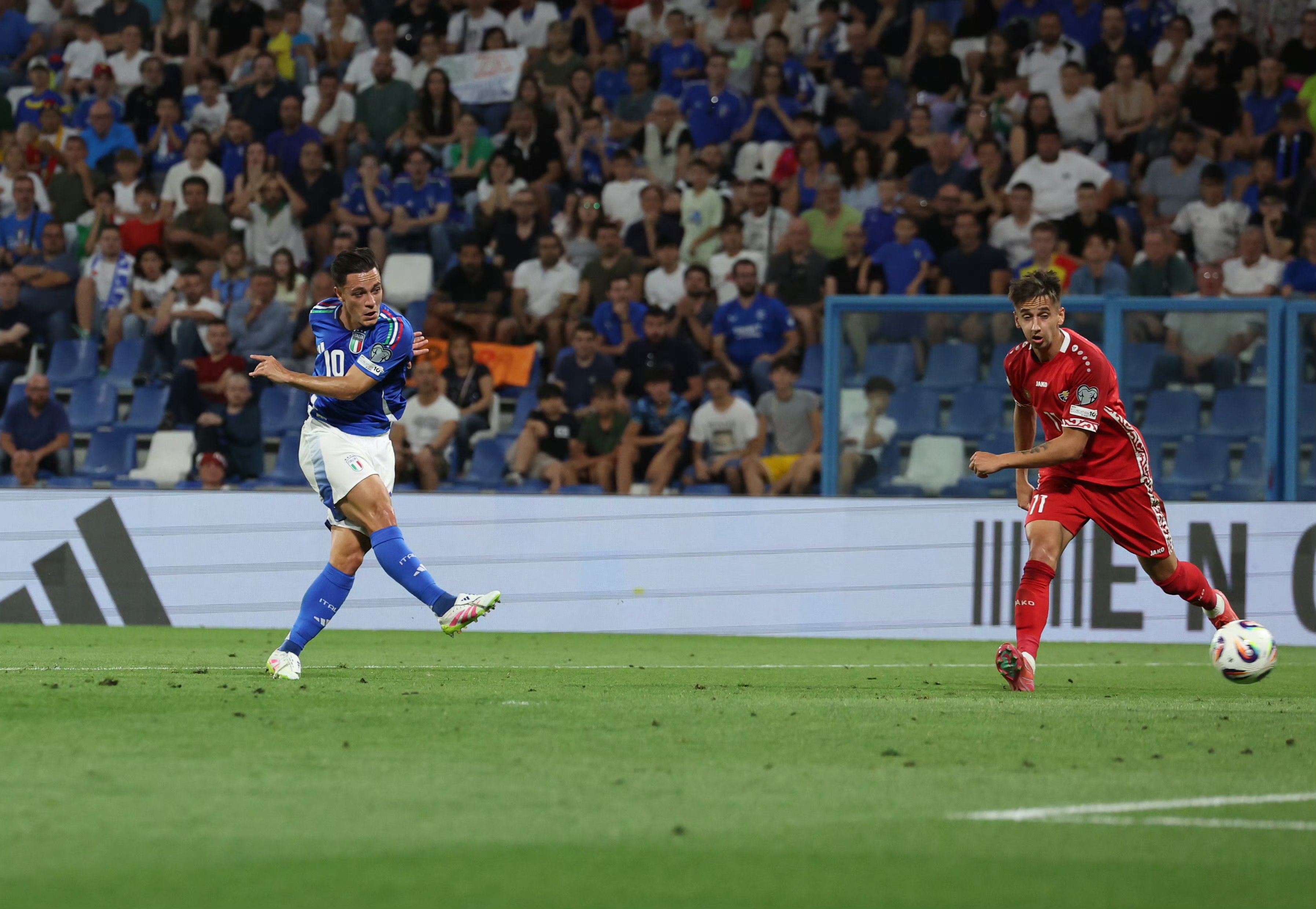 关于巴黎轻取荷兰，苏亚雷斯点燃赛场的信息