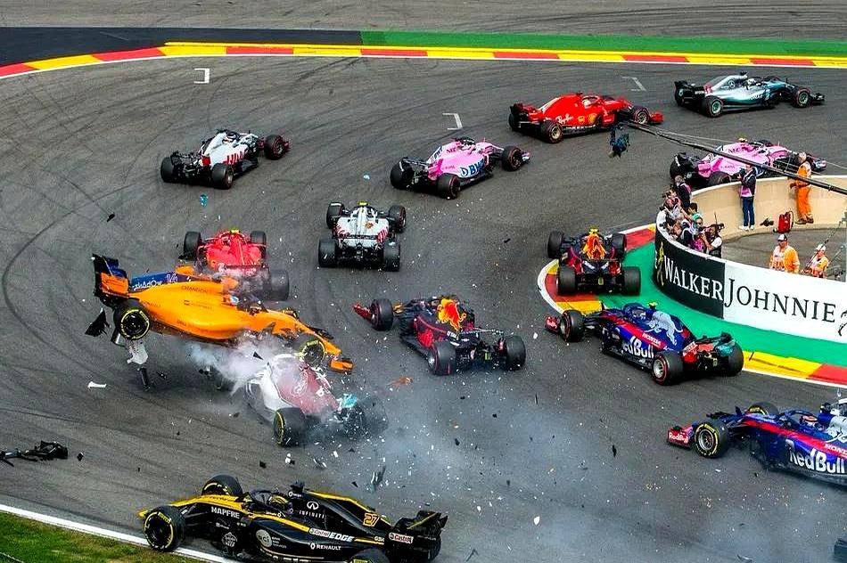 红牛车队险胜阿斯顿马丁，阿隆索点燃赛场