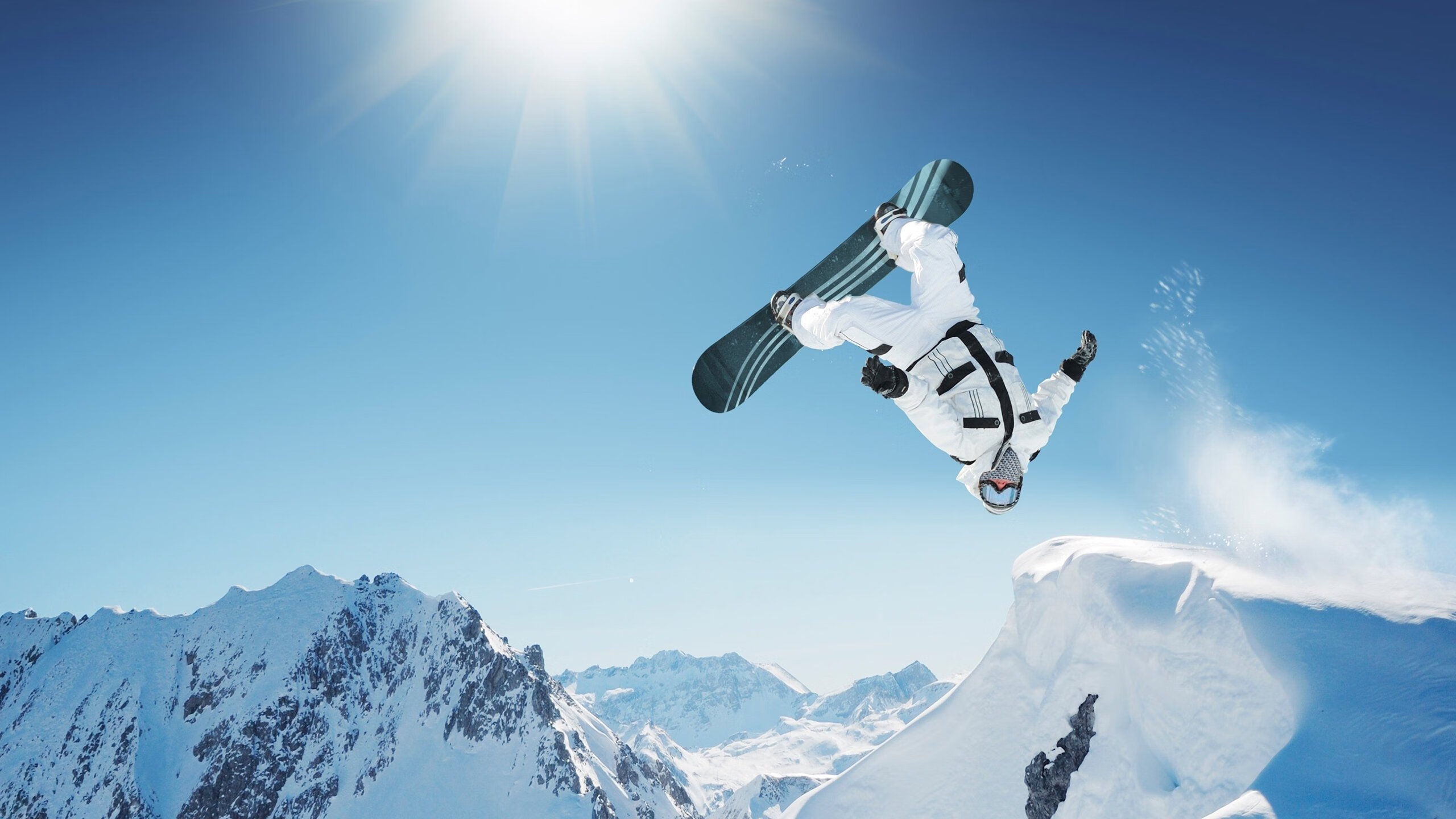 绝杀与接管，当足球终场哨遇上F1方格旗，体育如何定义关键时刻？