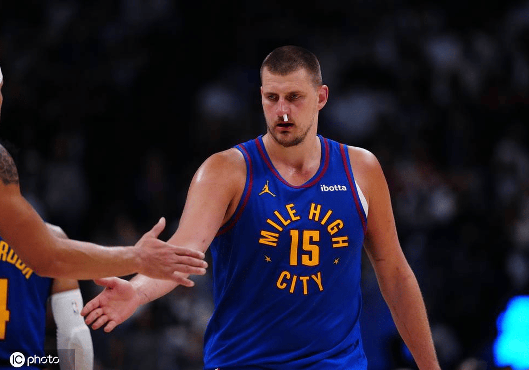 上海队险胜快船,约基奇高光表现 上海队险胜快船,约基奇高光表现